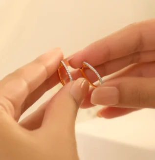 KC02270_hand_creative